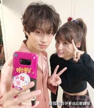 姐妹吃瓜样子自拍,欢乐瞬间尽收眼底